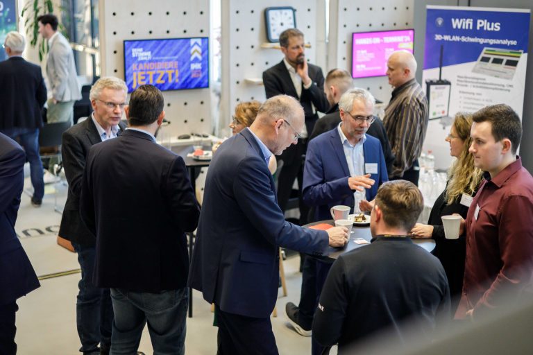 Unternehmer und Hochschulangehörige netzwerken und diskutieren im InnovationPort Wismar