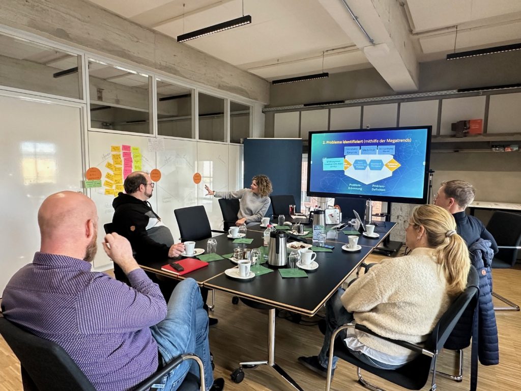 Teilnehmende des Workshops am Konferenztisch im InnovationPort Wismar