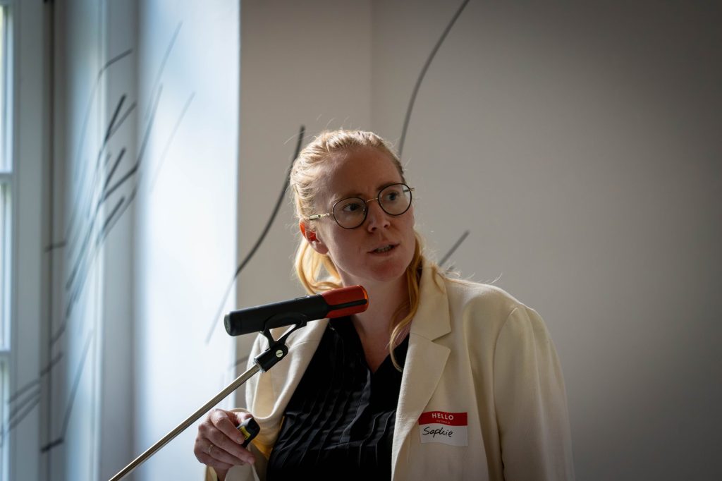 Teilnehmerin spricht ins Mikrofon