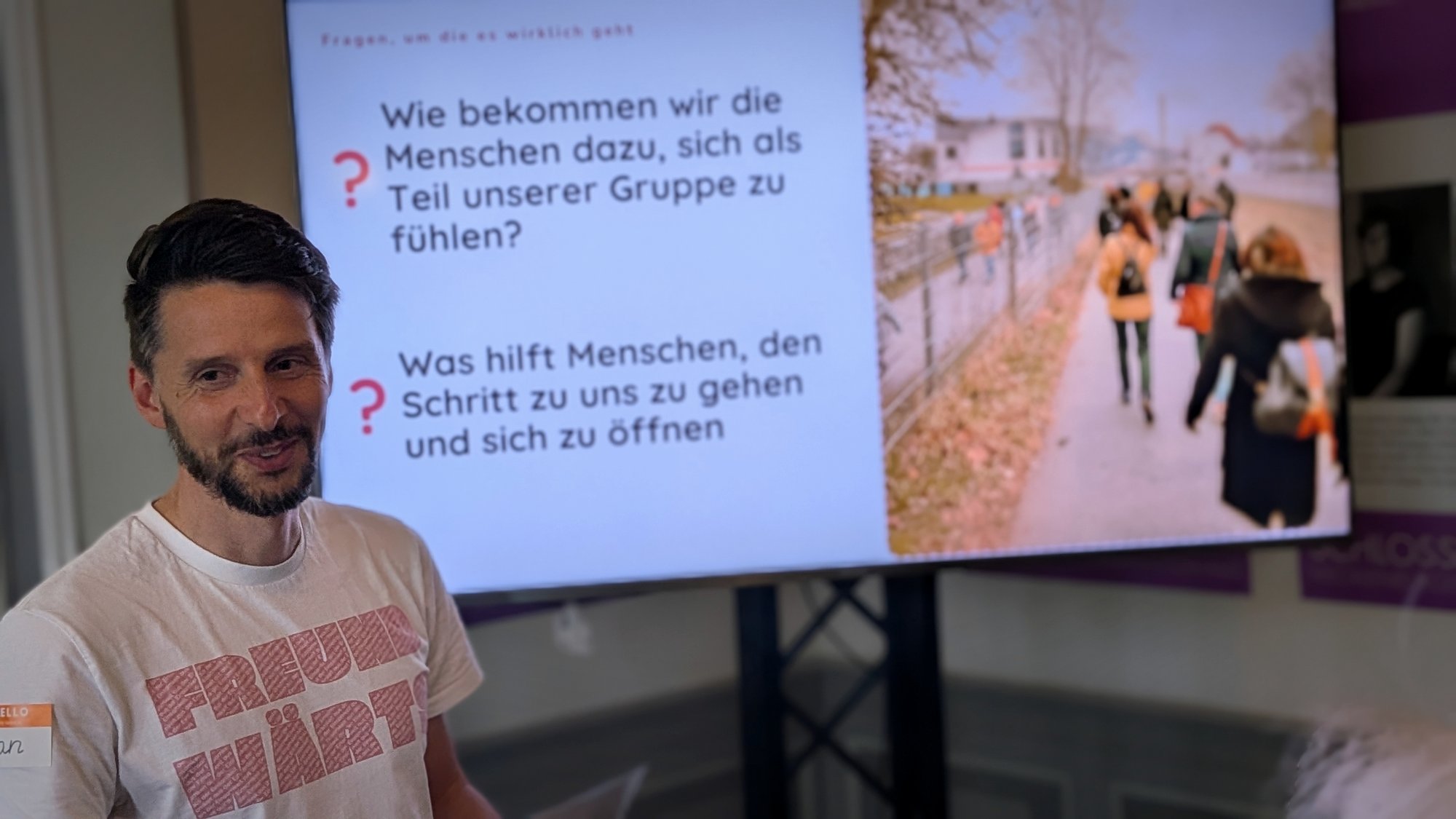 Jan Tauer von freundwärts vor dem Bildschirm mit der Frage, wie Menschen sich als Teil einer Gruppe fühlen