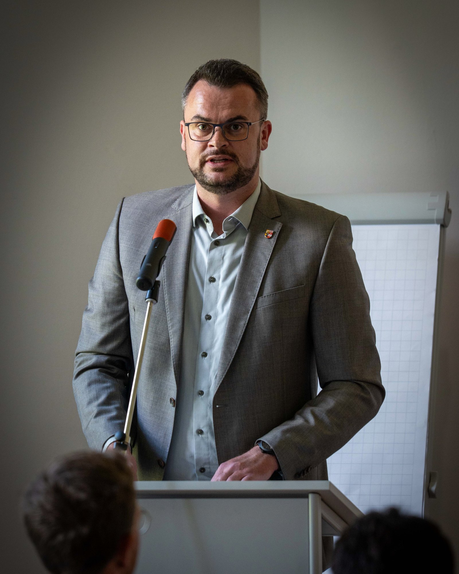 Landrat Tino Schomann spricht am Rednerpult