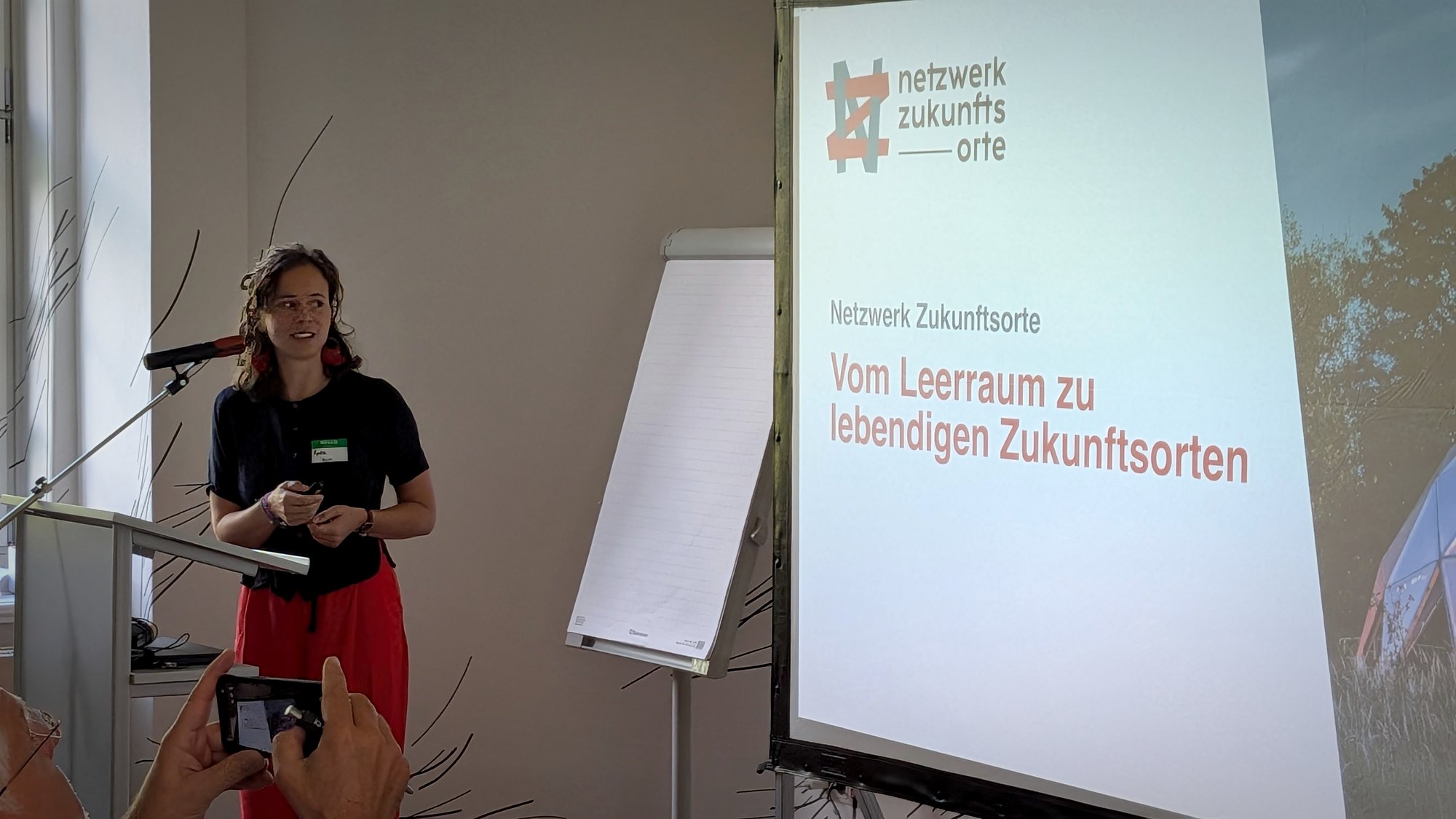 Anne Kruse vor der Folie Vom Leerraum zu lebendigen Zukunftsorten