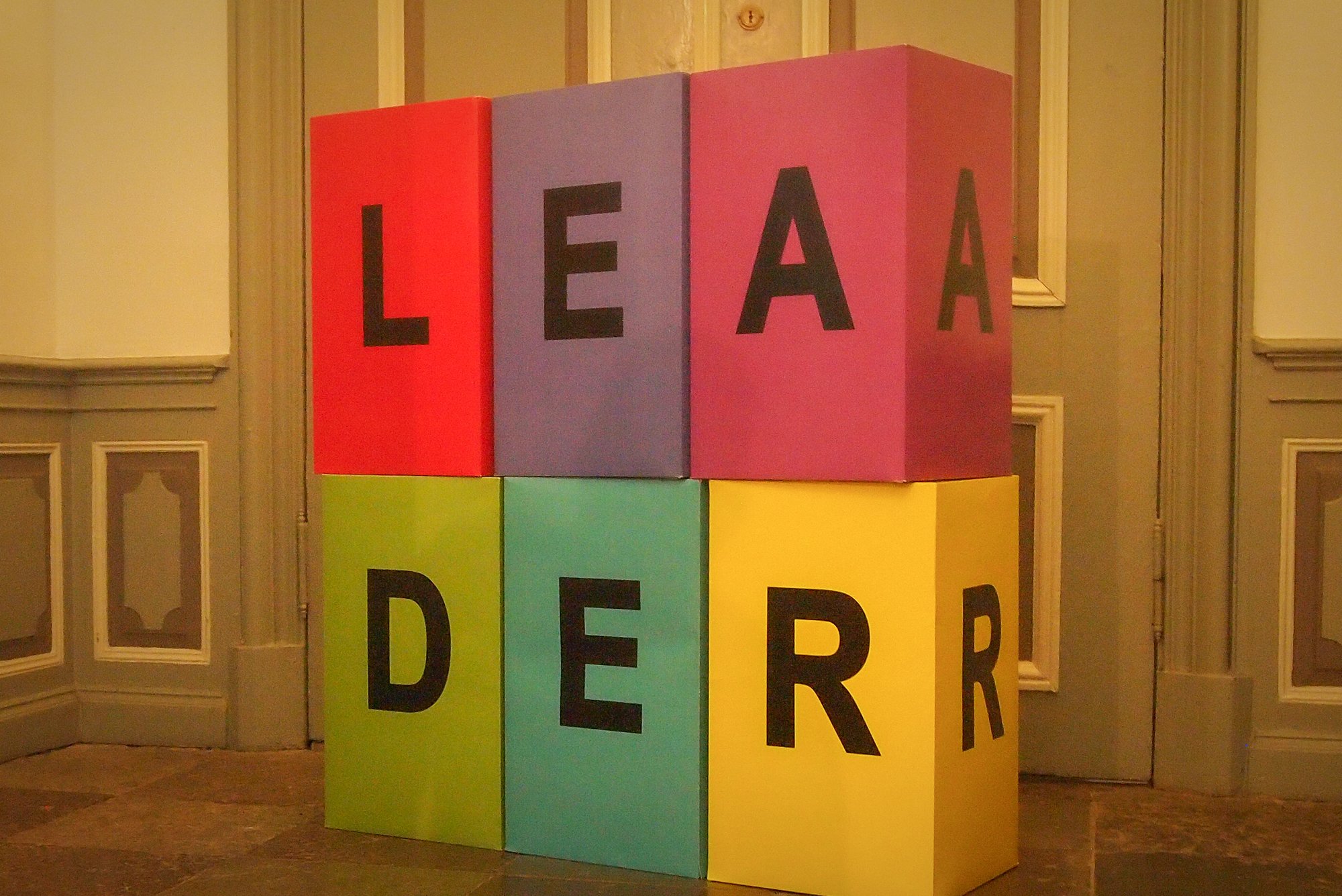 Bunte Würfel mit den Buchstaben LEADER
