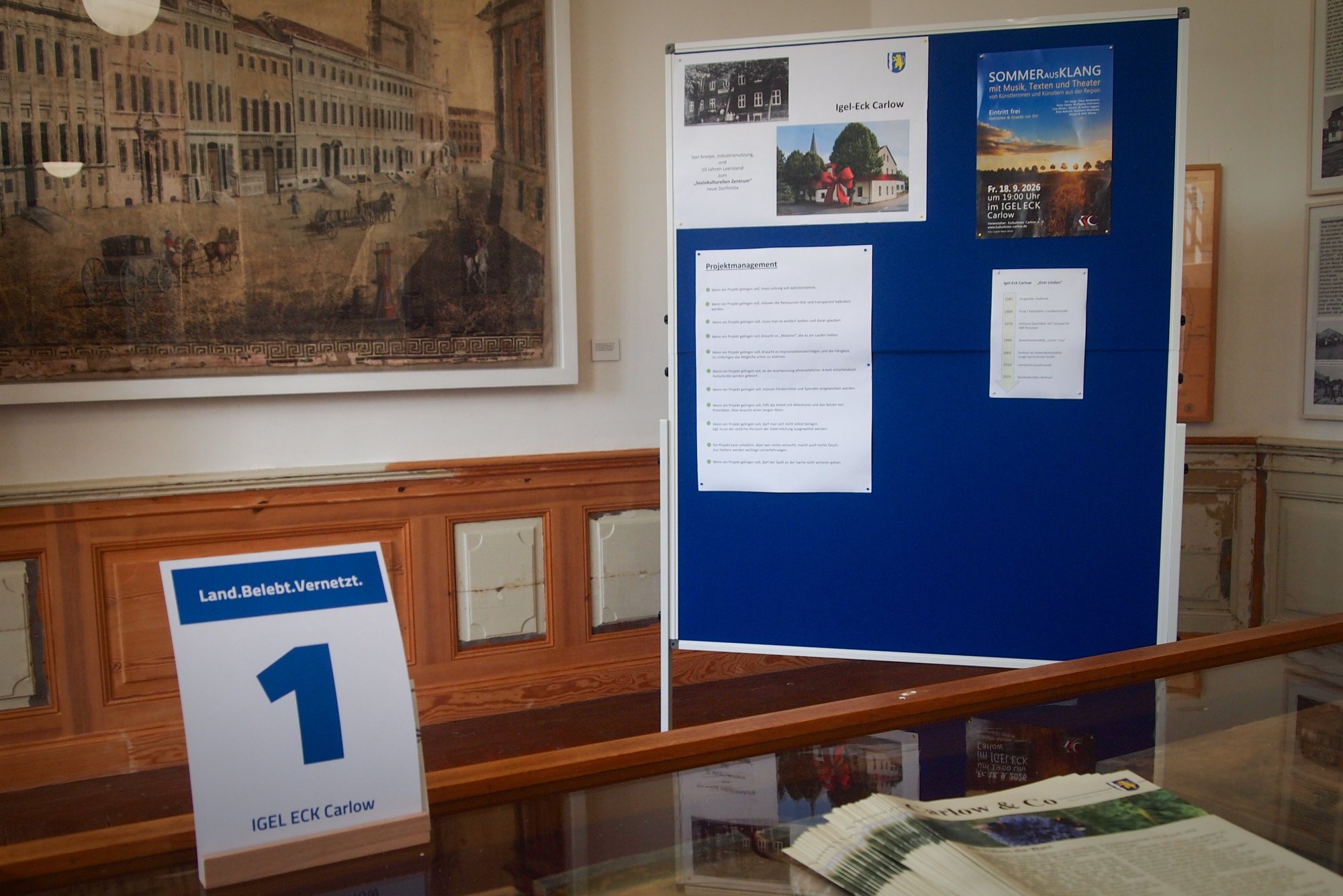 Station 1 des Parcours, IGEL ECK Carlow, mit Aufsteller und Pinnwand