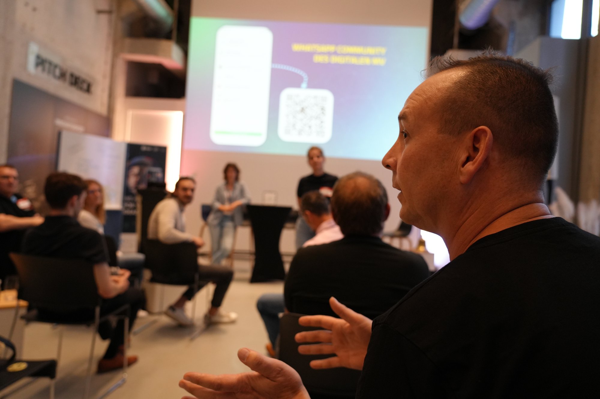 Leinwand mit der WhatsApp-Community des digitalen MV und ihren Gruppen, davor ein Sprecher