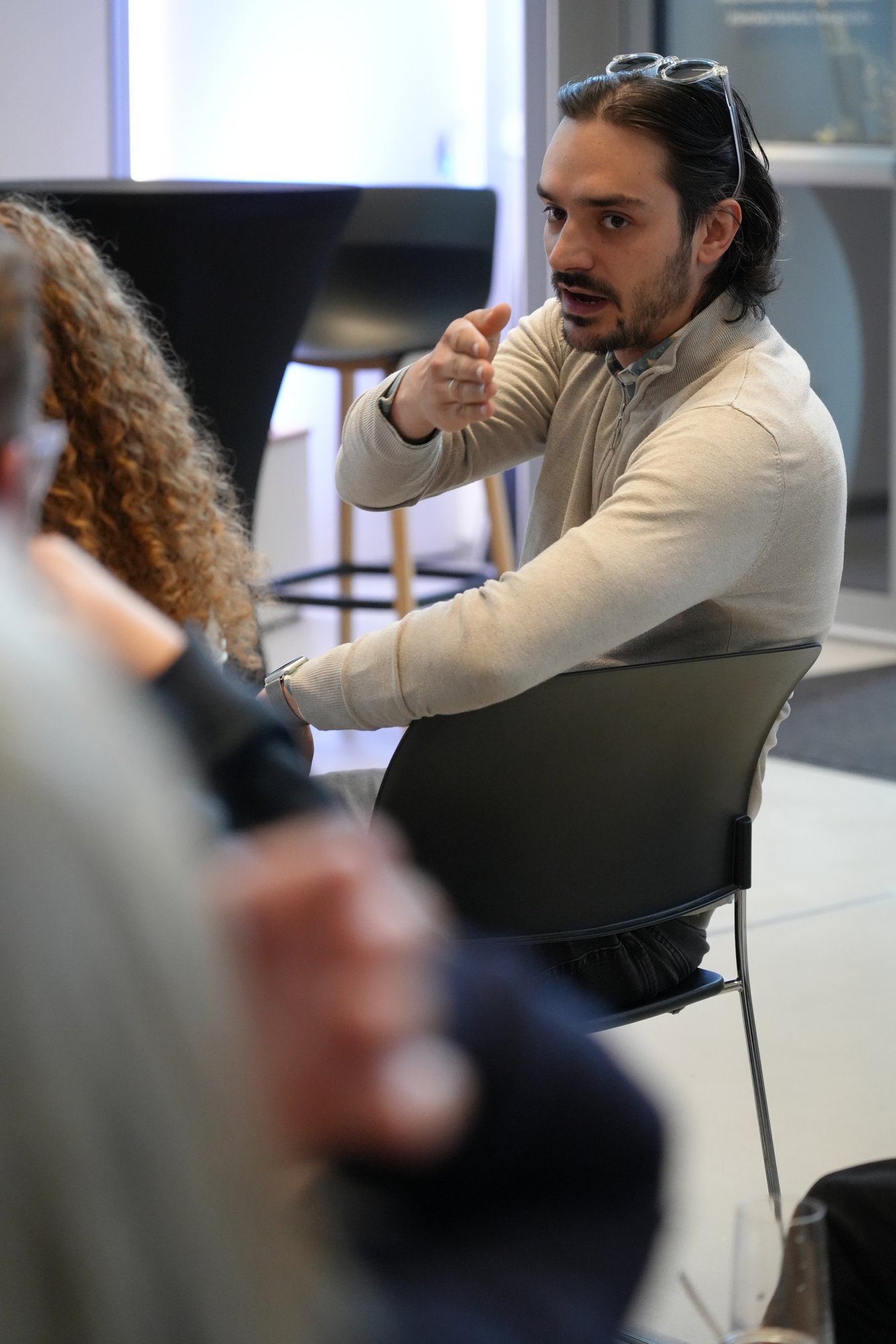 Teilnehmer meldet sich während der Diskussion über die nächsten Schritte aus dem Stuhlkreis zu Wort