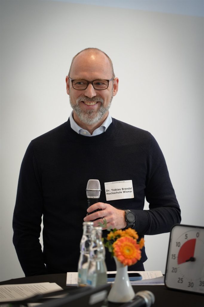 Prof. Dr. Tobias Brendel mit Mikrofon
