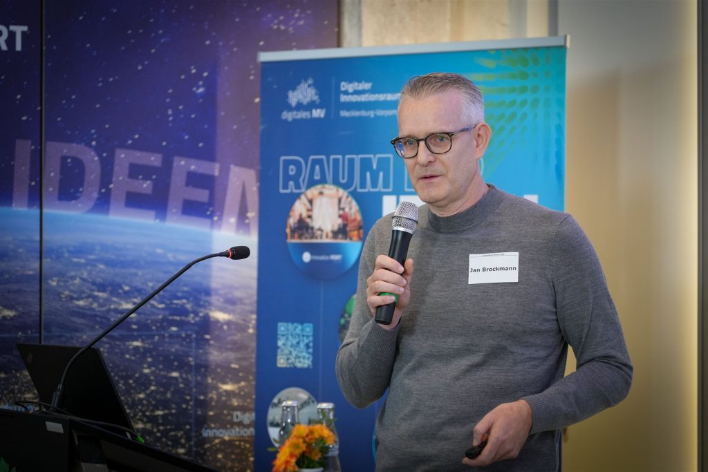 Jan Brockmann vor dem Roll-up