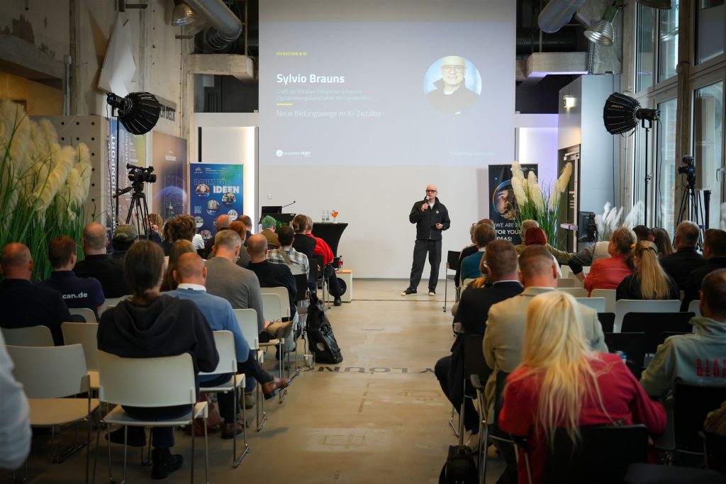 Sylvio Brauns beim Vortrag im Saal